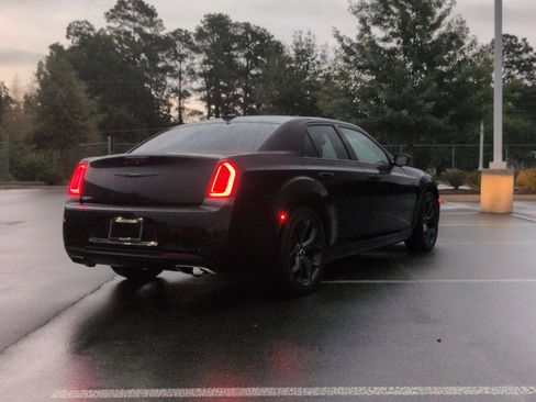 Used 2022 Chrysler 300 Touring w/ Sport Appearance Package RWD image 4