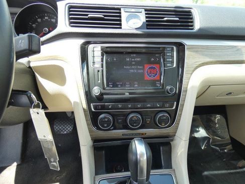 Used 2016 Volkswagen Passat 1.8T SE image 12