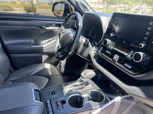 Used 2021 Toyota Highlander XSE FWD image 11