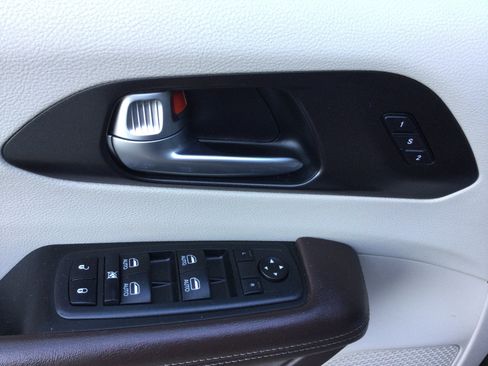 Used 2020 Chrysler Pacifica Touring-L Plus FWD image 11