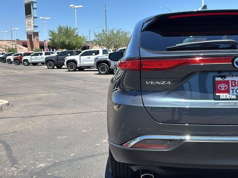 Used 2024 Toyota Venza Limited AWD/4WD image 8