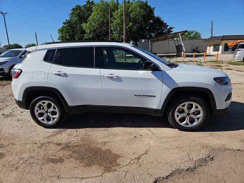 Used 2025 Jeep Compass Latitude AWD/4WD image 12