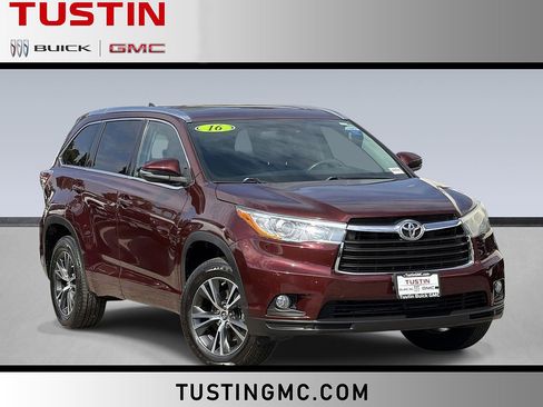 Used 2016 Toyota Highlander XLE w/ Preferred Accessory Package FWD image 1