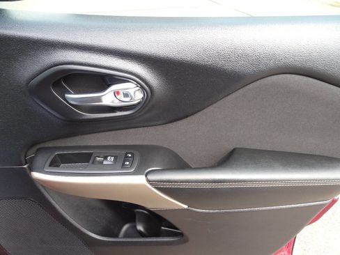 Used 2018 Jeep Cherokee Latitude w/ Quick Order Package 26T image 37