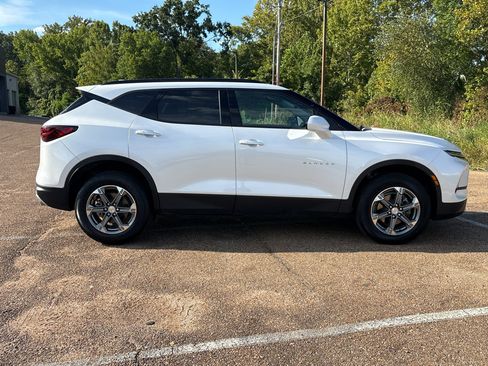 Used 2024 Chevrolet Blazer LT w/ Convenience Package FWD image 3