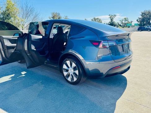 Used 2022 Tesla Model Y Long Range AWD/4WD image 36