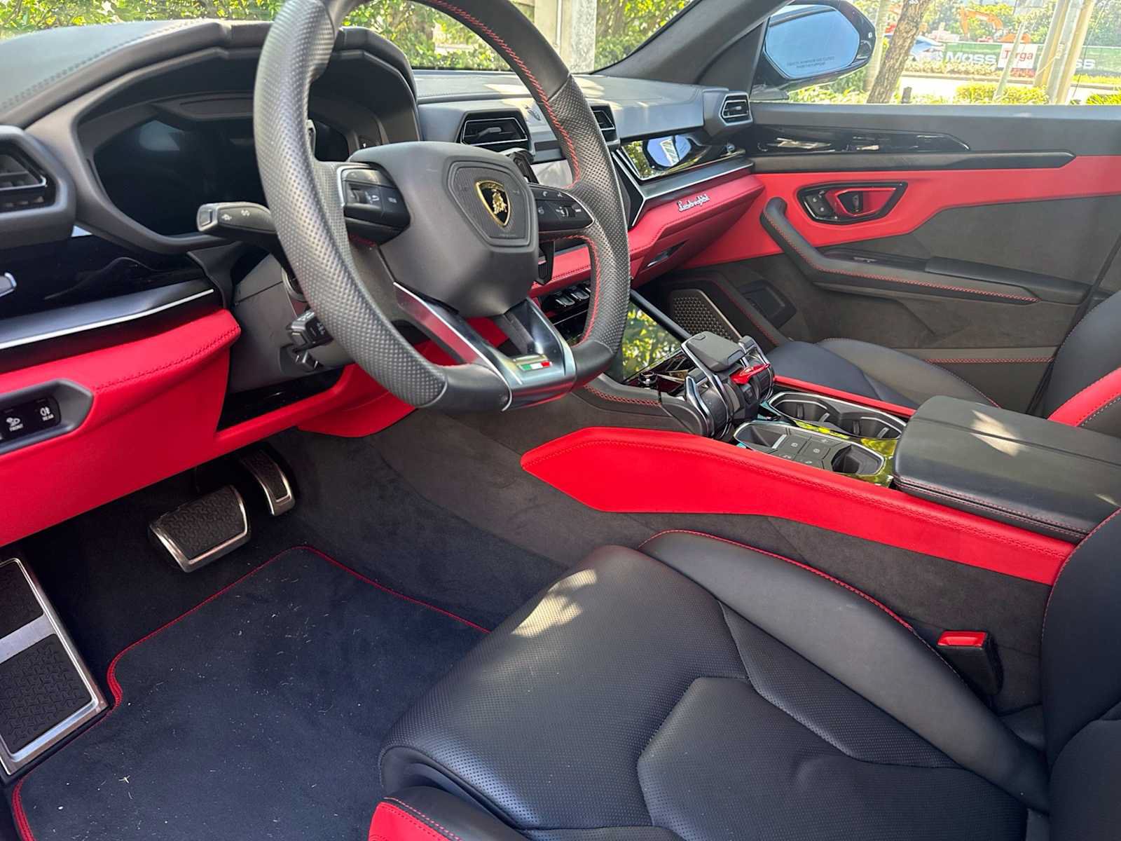 Used 2025 Lamborghini Urus SE AWD/4WD image 3
