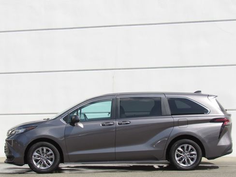 Used 2023 Toyota Sienna LE image 4