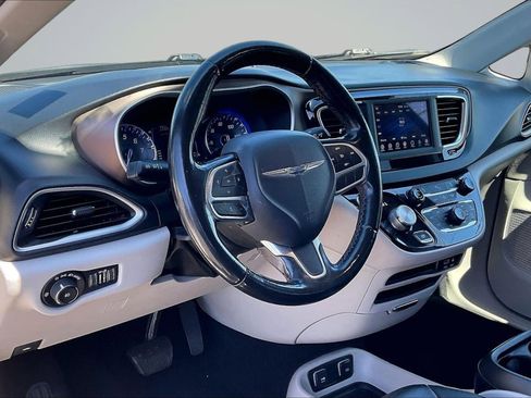 Used 2019 Chrysler Pacifica Touring-L image 14