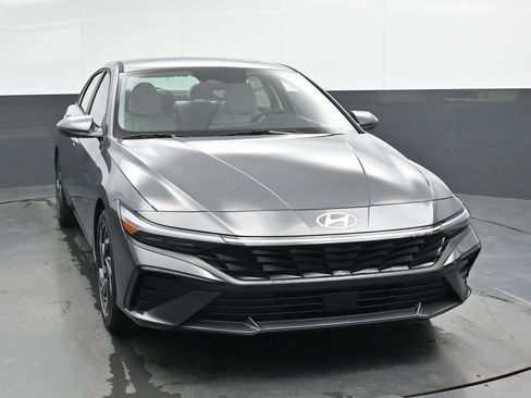 Used 2025 Hyundai Elantra Limited image 5