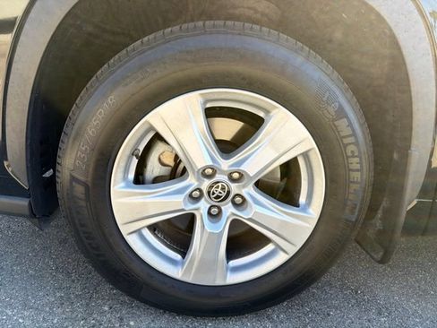 Used 2024 Toyota Highlander LE FWD image 22