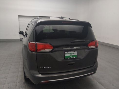 Used 2017 Chrysler Pacifica Touring-L image 6