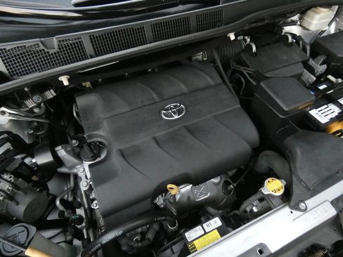 Used 2015 Toyota Sienna XLE image 70