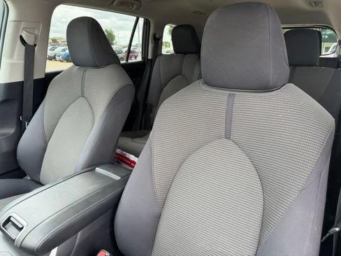 Used 2023 Toyota Highlander LE AWD/4WD image 11