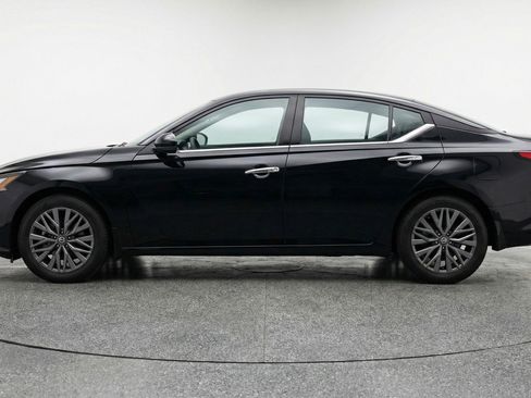 Used 2025 Nissan Altima 2.5 SV FWD image 5