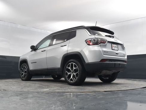 Used 2025 Jeep Compass Limited image 42