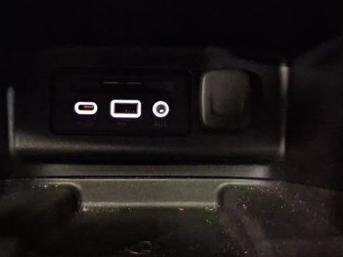 Used 2021 Chevrolet Equinox Premier FWD image 26