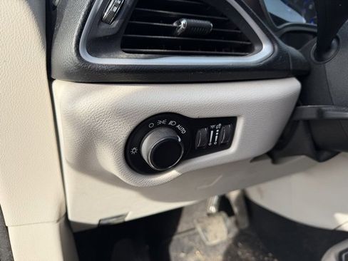 Used 2019 Chrysler Pacifica LX image 15