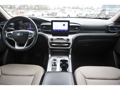 Used 2022 Ford Explorer XLT w/ Equipment Group 202A image 12