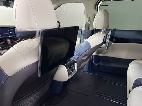 Used 2025 Kia Carnival SX Prestige image 32