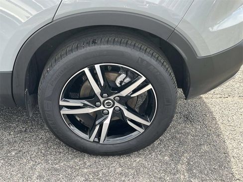 Used 2025 Volvo XC40 B5 Core w/ Climate Package image 11