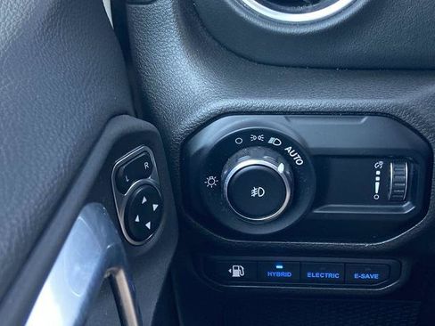 Used 2023 Jeep Wrangler Unlimited Sahara w/ Cold Weather Group AWD/4WD image 14