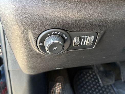 Used 2025 Jeep Compass Latitude w/ Sun & Sound Group AWD/4WD image 31