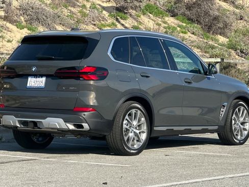 Used 2026 BMW X5 xDrive50e image 2