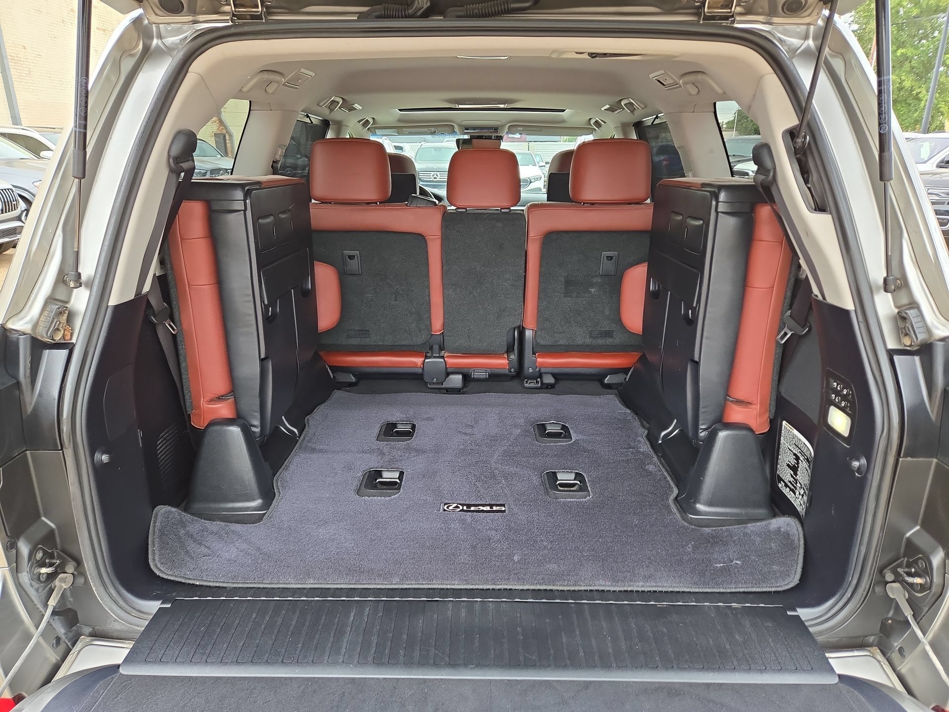 Used 2019 Lexus LX 570 4WD w/ Luxury Package image 12