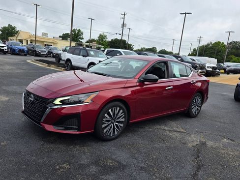 Used 2025 Nissan Altima 2.5 SV FWD image 3
