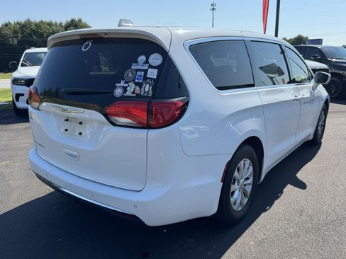 Used 2019 Chrysler Pacifica Touring Plus w/ Cold Weather Group FWD image 5