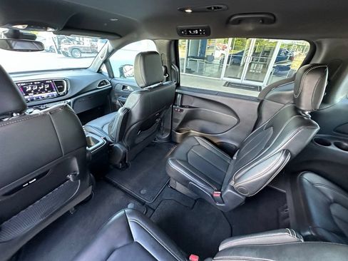 Used 2025 Chrysler Pacifica Select FWD image 30