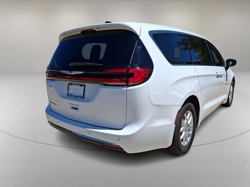 Used 2025 Chrysler Pacifica Select FWD image 10