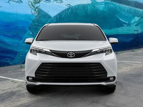 New 2026 Toyota Sienna XLE FWD image 2