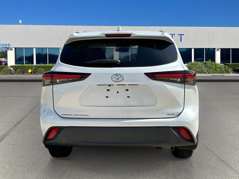 Used 2024 Toyota Highlander XLE FWD image 6