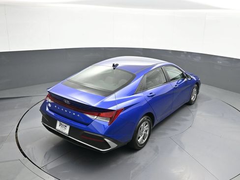 Certified 2025 Hyundai Elantra SE w/ Cargo Package FWD image 37