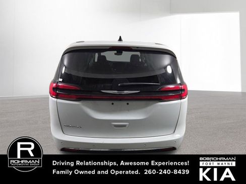 Used 2023 Chrysler Pacifica Touring-L image 8