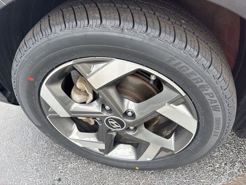 Used 2025 Hyundai Venue SEL FWD image 12