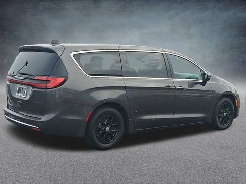 Used 2023 Chrysler Pacifica Touring-L image 7