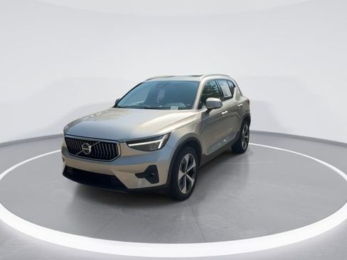 Used 2024 Volvo XC40 B5 Plus AWD/4WD image 3