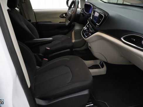 Used 2024 Chrysler Voyager LX image 29