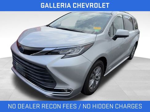 Used 2021 Toyota Sienna XLE FWD image 1