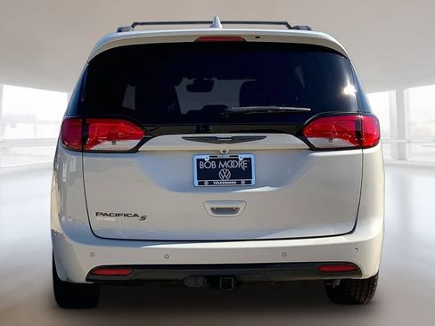 Used 2020 Chrysler Pacifica Touring-L Plus FWD image 4