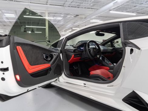 Used 2020 Lamborghini Huracan EVO image 12