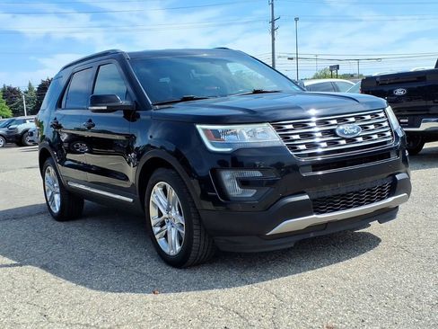 Used 2017 Ford Explorer XLT w/ Equipment Group 202A AWD/4WD image 7