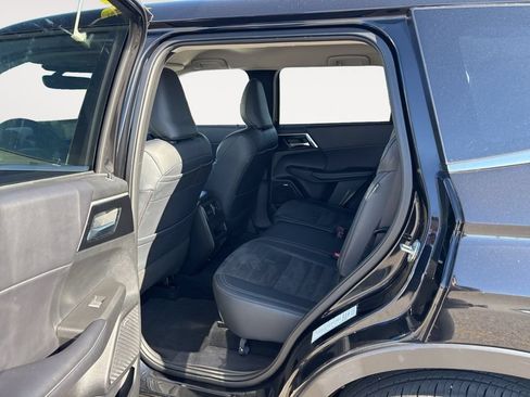 Used 2025 Mitsubishi Outlander SE FWD image 28