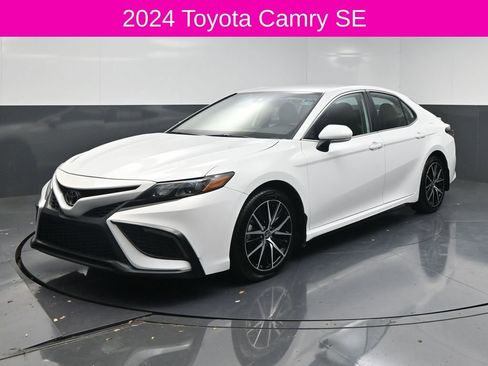 Used 2024 Toyota Camry SE FWD image 2