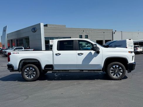 Used 2022 Chevrolet Silverado 2500 Custom w/ Custom Value Package AWD/4WD image 3