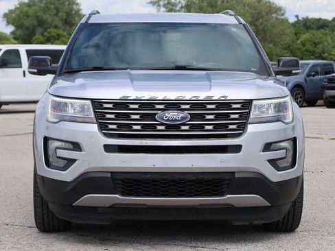 Used 2017 Ford Explorer XLT w/ Equipment Group 202A AWD/4WD image 2