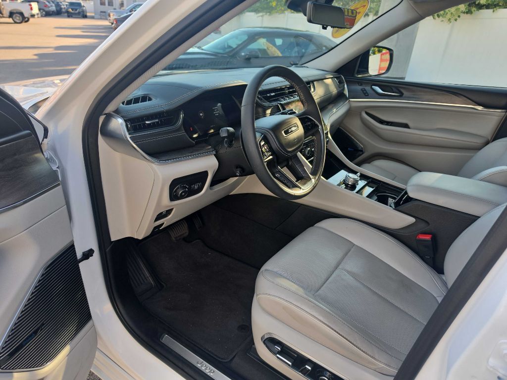 Used 2023 Jeep Grand Cherokee Overland w/ Luxury Tech Group IV AWD/4WD image 15